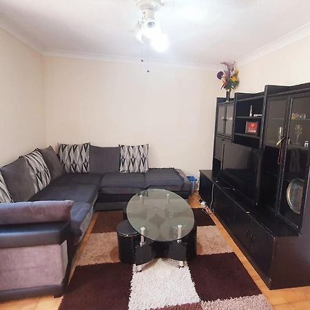 1 Bedroom Apartment Close To Slough Train Station Экстерьер фото