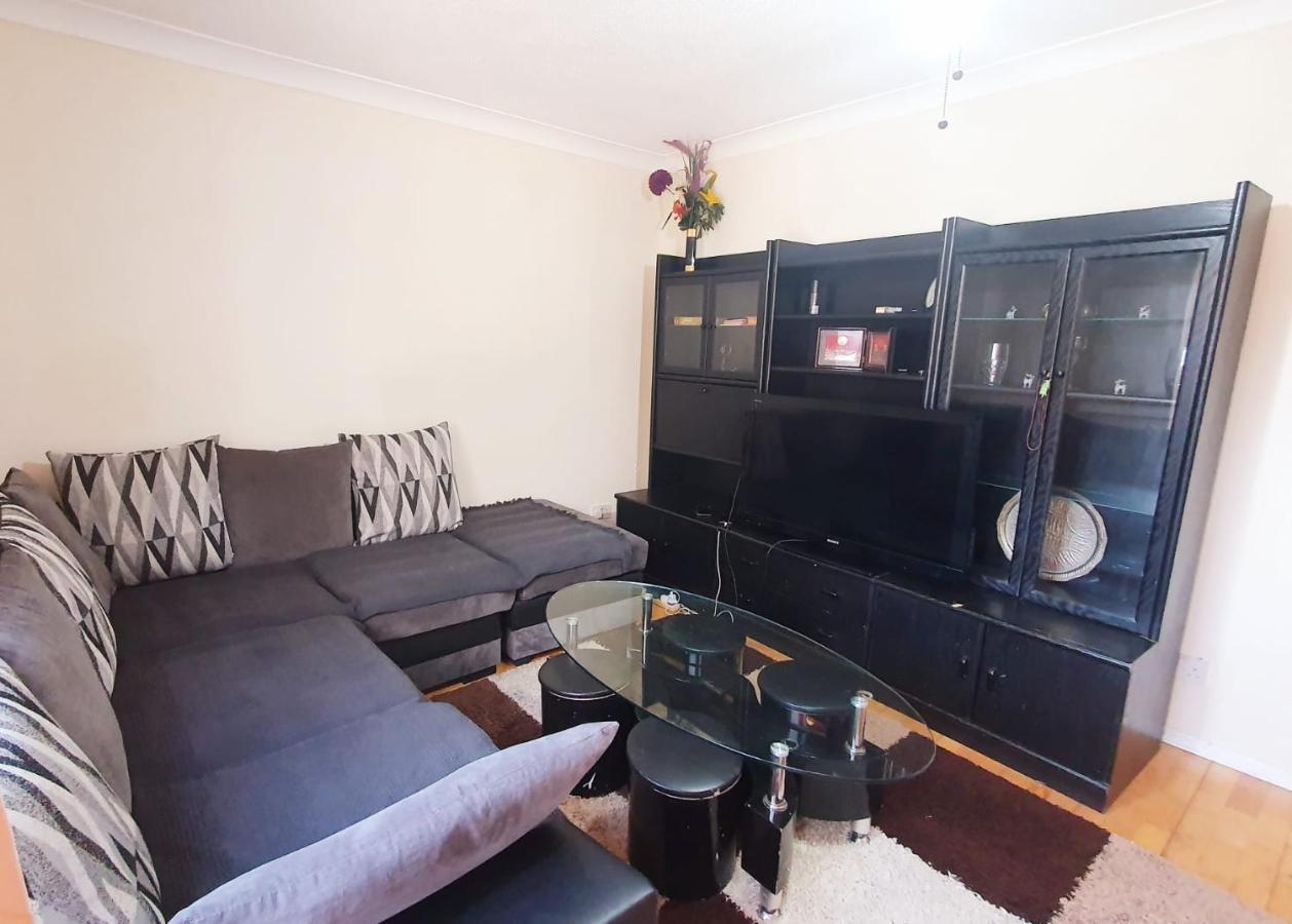1 Bedroom Apartment Close To Slough Train Station Экстерьер фото