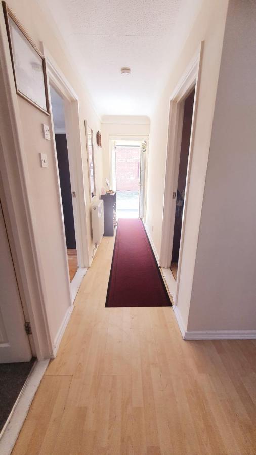 1 Bedroom Apartment Close To Slough Train Station Экстерьер фото