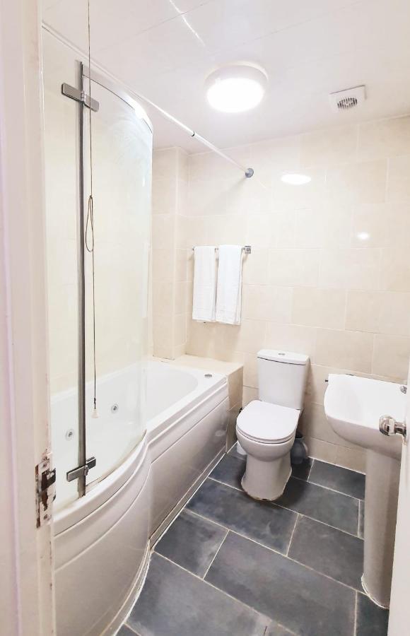 1 Bedroom Apartment Close To Slough Train Station Экстерьер фото