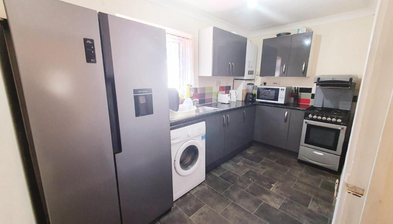 1 Bedroom Apartment Close To Slough Train Station Экстерьер фото