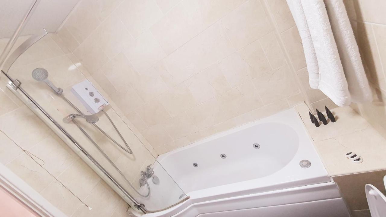1 Bedroom Apartment Close To Slough Train Station Экстерьер фото