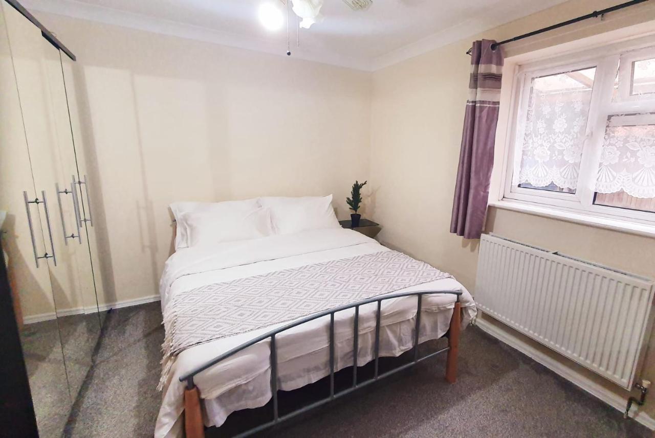 1 Bedroom Apartment Close To Slough Train Station Экстерьер фото